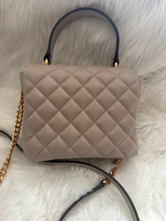 ✨ VERSACE LA MEDUSA ✨ Quilted Top-Handle Bag in Taupe with Gold Medallion - Picture 5 of 10